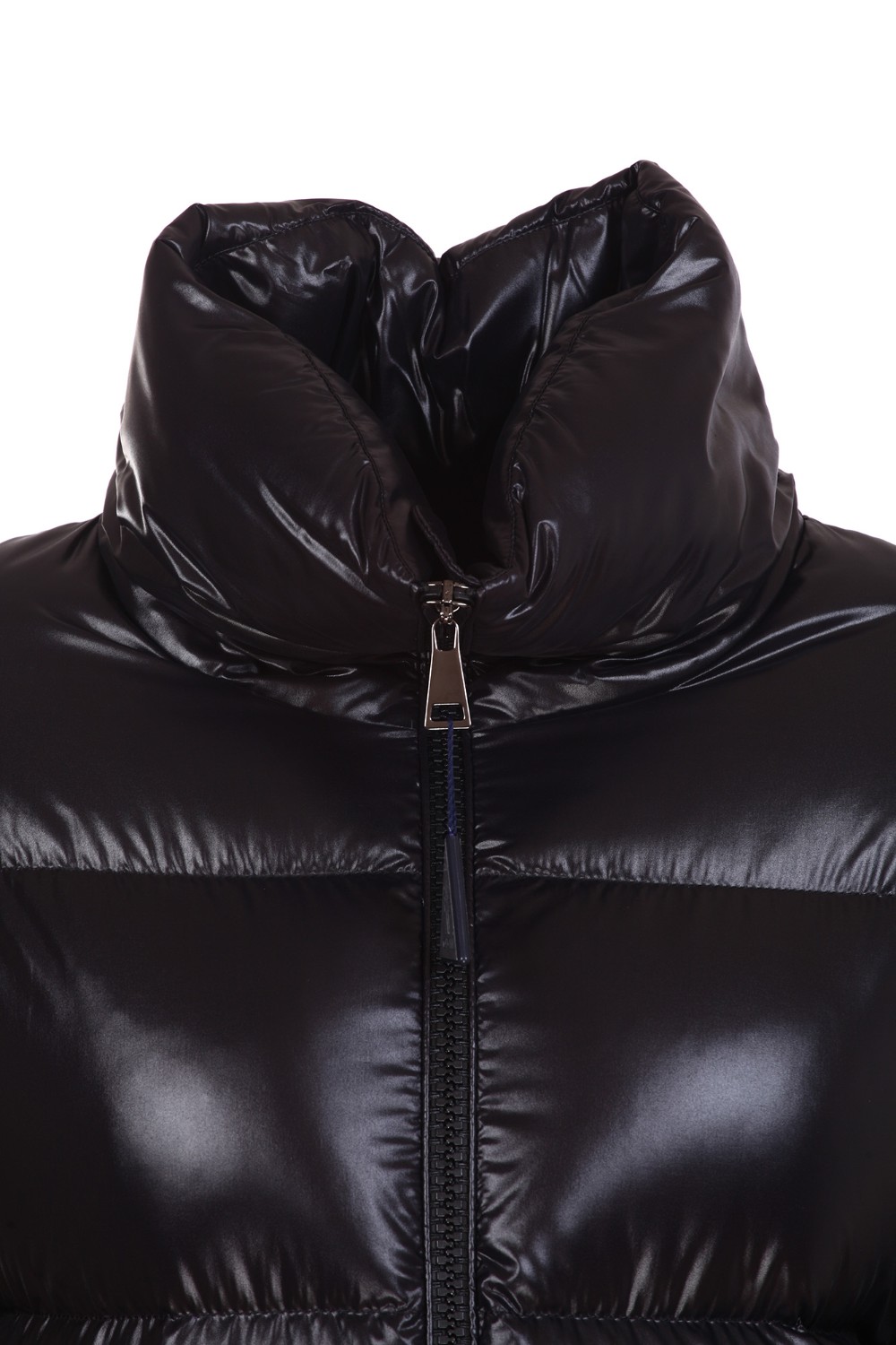 shop MONCLER Sales Giacchetto: Moncler Piumino corto Genos.
Realizzato in nylon laqué.
Fodera in nylon laqué.
Imbottitura in piuma.
Cappuccio.
Chiusura con zip.
Tasche con zip.
Polsi elasticizzati regolabili.
Fondo del capo regolabile con coulisse elastica.
Logo in feltro.
Vestibilità ampia.
Composizione imbottitura: 90% Piumino, 10% Piuma.
Composizione:  100% Poliammide.
Fabbricato in Romania.. GENOS1A00108 68950-999 number 4741544